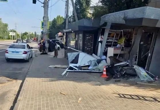 Водитель протаранил торговый киоск и сбежал