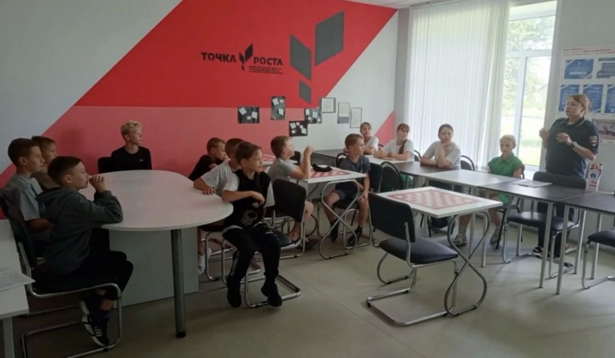 В Аннинском районе полицейские присоединились ко Всероссийской акции «Зарядка со стражем порядка» В Аннинском районе полицейские присоединились ко Всероссийской акции «Зарядка со стражем порядка»