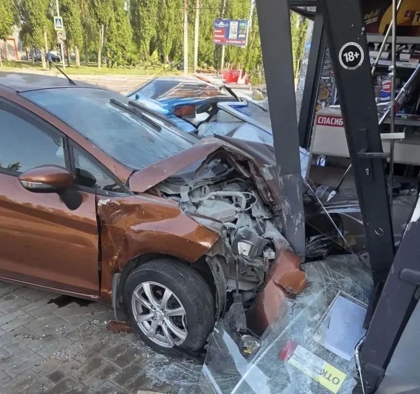Сотрудниками Госавтоинспекции устанавливаются обстоятельства наезда автомобиля на киоск
