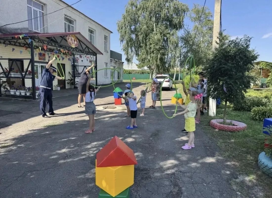 «Зарядка со стражем порядка»: полицейские провели спортивный праздник для ребят в Верхнемамонском районе «Зарядка со стражем порядка»: полицейские провели спортивный праздник для ребят в Верхнемамонском районе