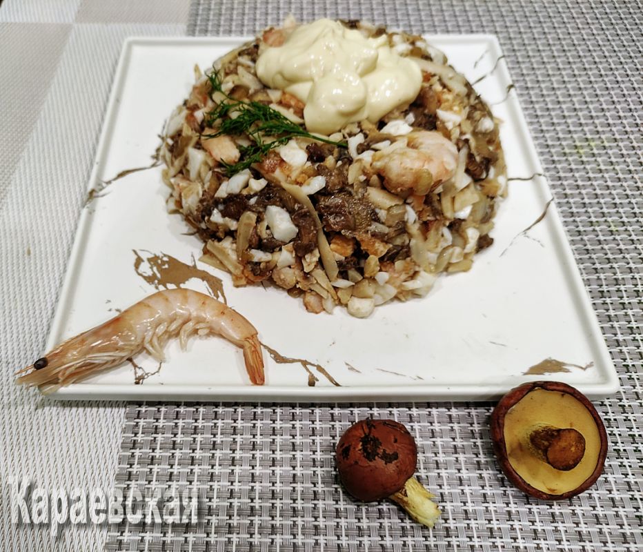 Вкусное сочетание: салат с маслятами и креветками