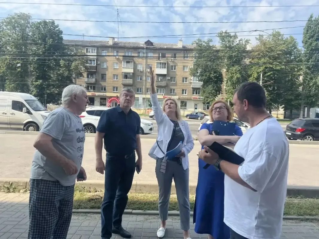 Состоялась рабочая встреча совместно с Сергеем Михайловичем Колиухом, представителями УК ООО «Континент» и жителями многоквартирного дома 88 по ул. 20-летия Октября, которых давно волнует вопрос состояния фасада и внешнего... Состоялась рабочая встреча совместно с Сергеем Михайловичем Колиухом, представителями УК ООО «Континент» и жителями многоквартирного дома 88 по ул. 20-летия Октября, которых давно волнует вопрос состояния фасада и внешнего...