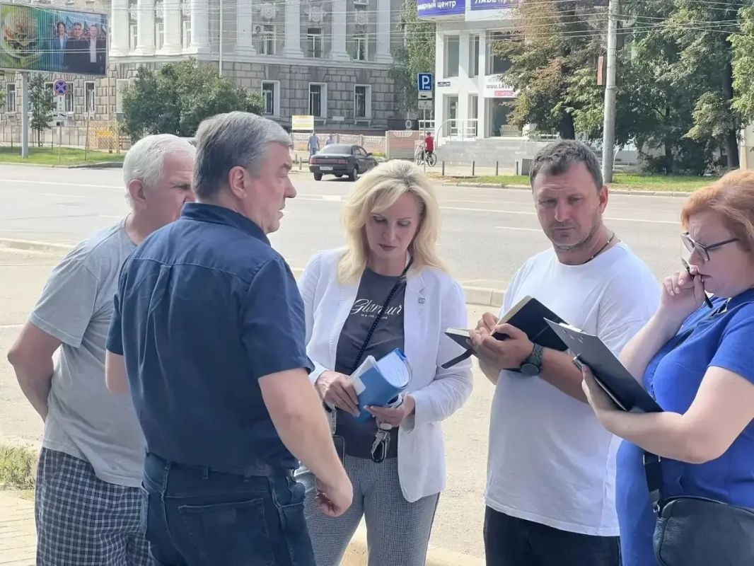 Состоялась рабочая встреча совместно с Сергеем Михайловичем Колиухом, представителями УК ООО «Континент» и жителями многоквартирного дома 88 по ул. 20-летия Октября, которых давно волнует вопрос состояния фасада и внешнего... Состоялась рабочая встреча совместно с Сергеем Михайловичем Колиухом, представителями УК ООО «Континент» и жителями многоквартирного дома 88 по ул. 20-летия Октября, которых давно волнует вопрос состояния фасада и внешнего...