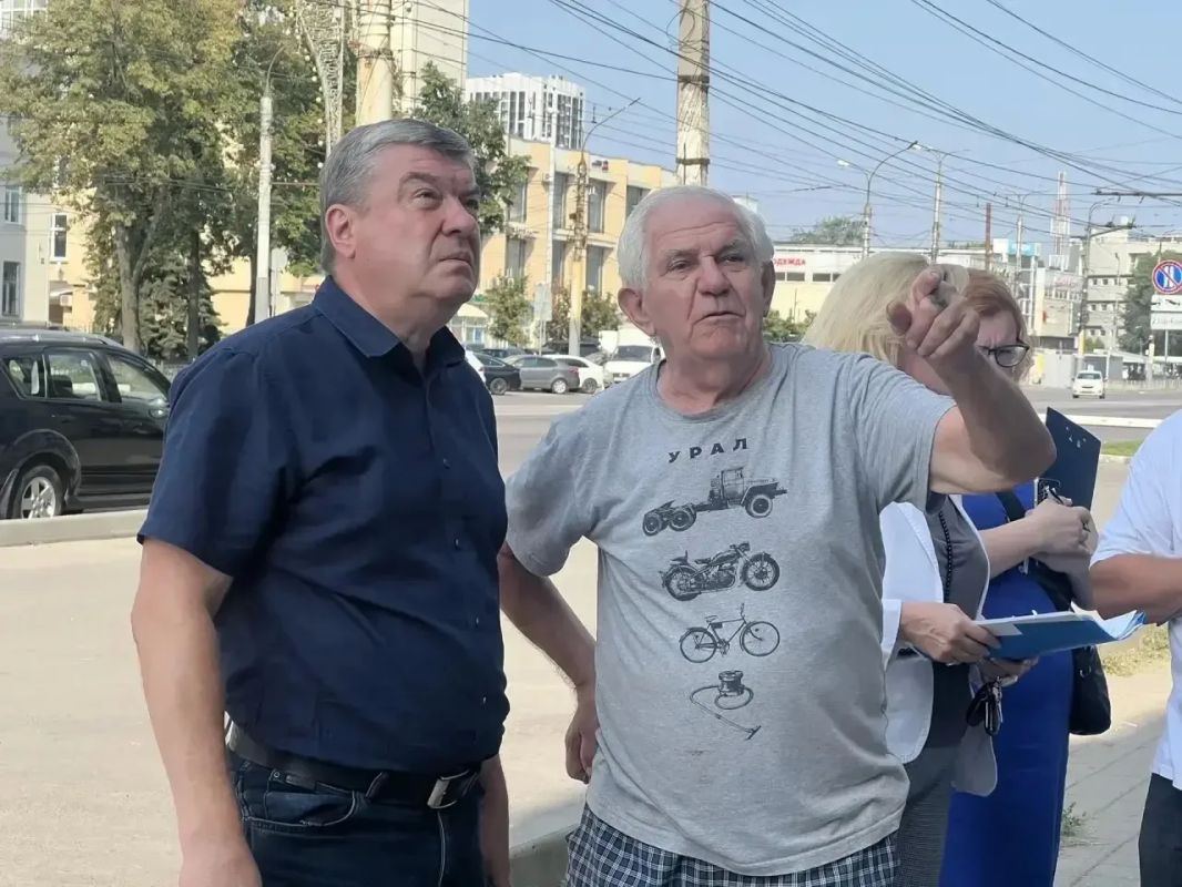 Состоялась рабочая встреча совместно с Сергеем Михайловичем Колиухом, представителями УК ООО «Континент» и жителями многоквартирного дома 88 по ул. 20-летия Октября, которых давно волнует вопрос состояния фасада и внешнего... Состоялась рабочая встреча совместно с Сергеем Михайловичем Колиухом, представителями УК ООО «Континент» и жителями многоквартирного дома 88 по ул. 20-летия Октября, которых давно волнует вопрос состояния фасада и внешнего...