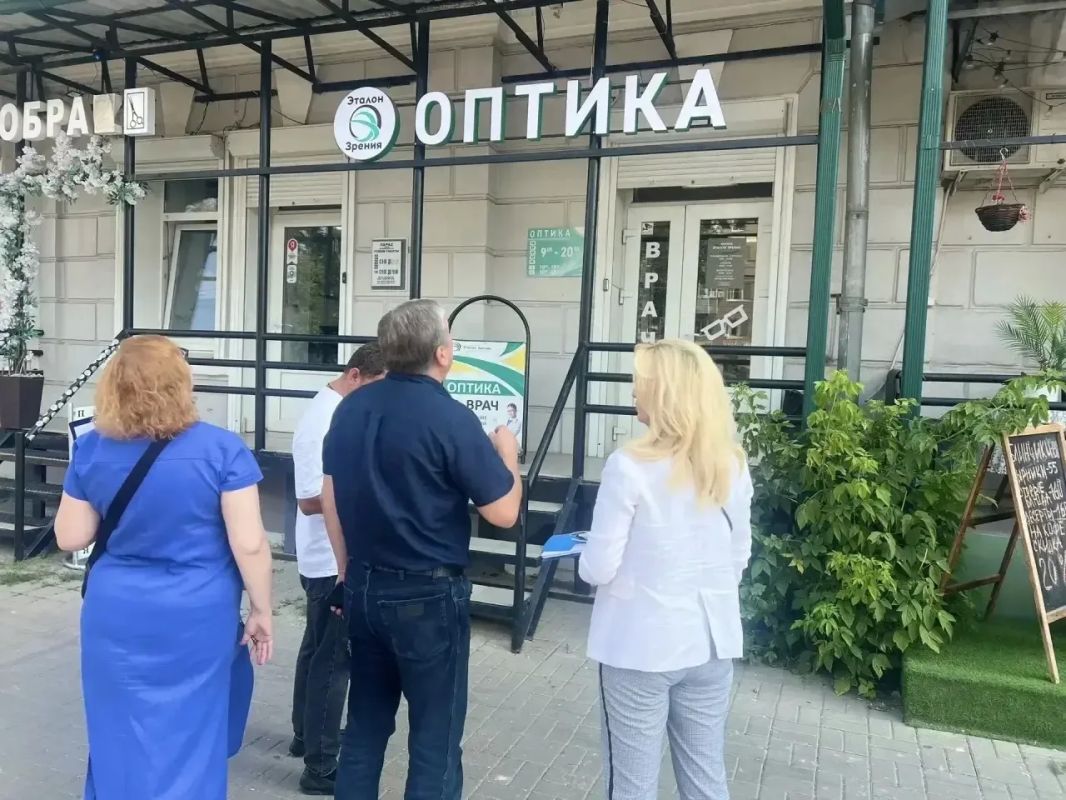 Состоялась рабочая встреча совместно с Сергеем Михайловичем Колиухом, представителями УК ООО «Континент» и жителями многоквартирного дома 88 по ул. 20-летия Октября, которых давно волнует вопрос состояния фасада и внешнего... Состоялась рабочая встреча совместно с Сергеем Михайловичем Колиухом, представителями УК ООО «Континент» и жителями многоквартирного дома 88 по ул. 20-летия Октября, которых давно волнует вопрос состояния фасада и внешнего...