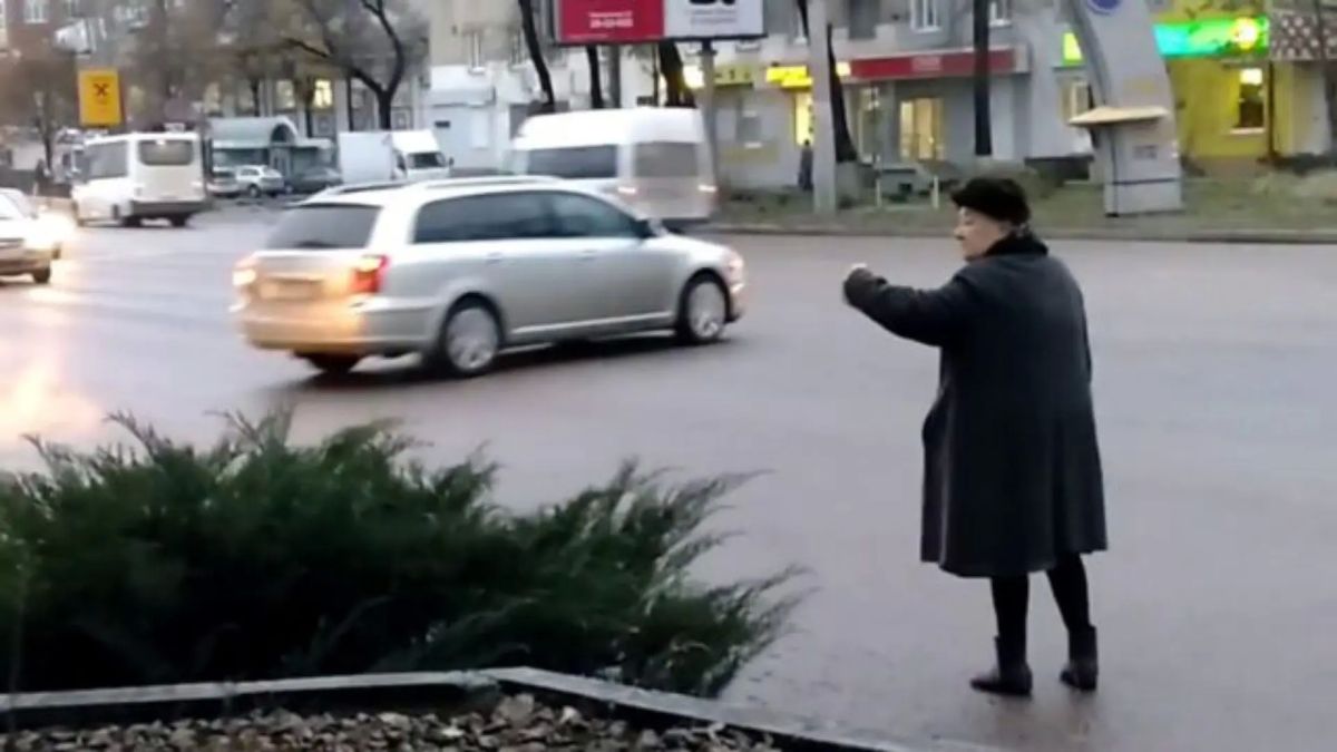 Бабушку-регулировщицу звали Любовь Бабушку-регулировщицу звали Любовь