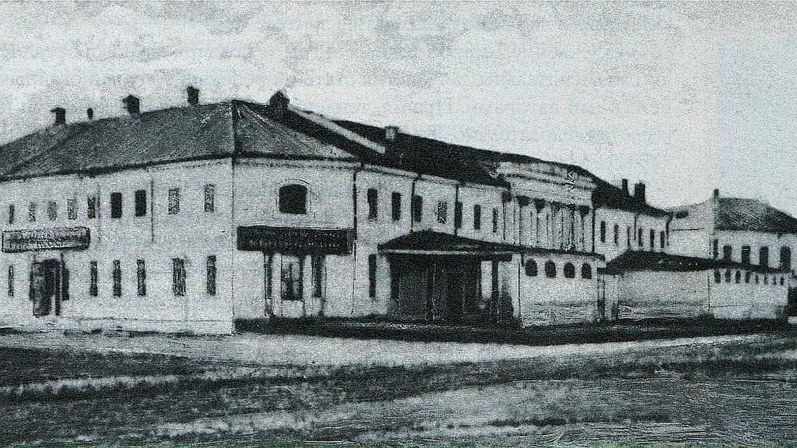 Таким мы увидели бы нынешний драмтеатр, если бы перенеслись во время до его капитальной перестройки в 1886 году