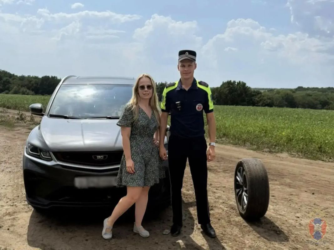 Кантемировские автоинспекторы оказали помощь автоледи, столкнувшейся с нештатной дорожной ситуацией