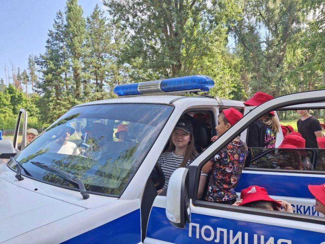 «День безопасности» в лагере «Ракета»: транспортная полиция с коллегами из других ведомств организовала для детей интерактив