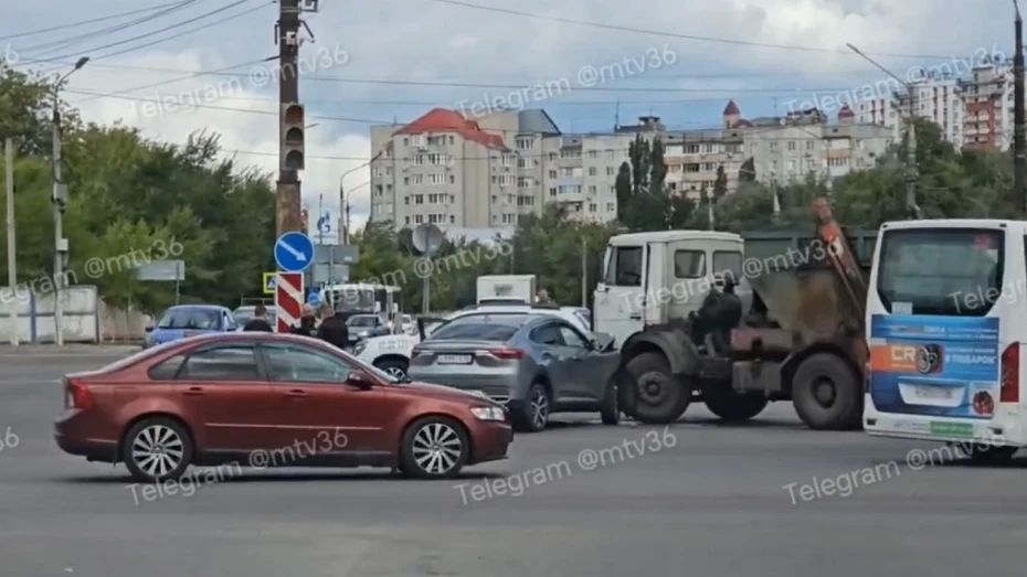 На перекрестке Матросова и Ворошилова Haval врезался в мусоровоз