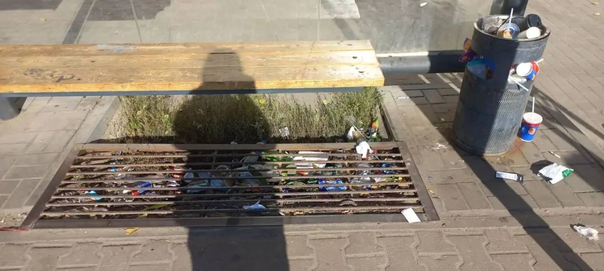 Воронежскую остановку у «Максимира» превратили в помойку Воронежскую остановку у «Максимира» превратили в помойку