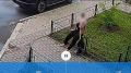 Воронежец выпрыгнул из окна с импровизированным парашютом и попал на видео