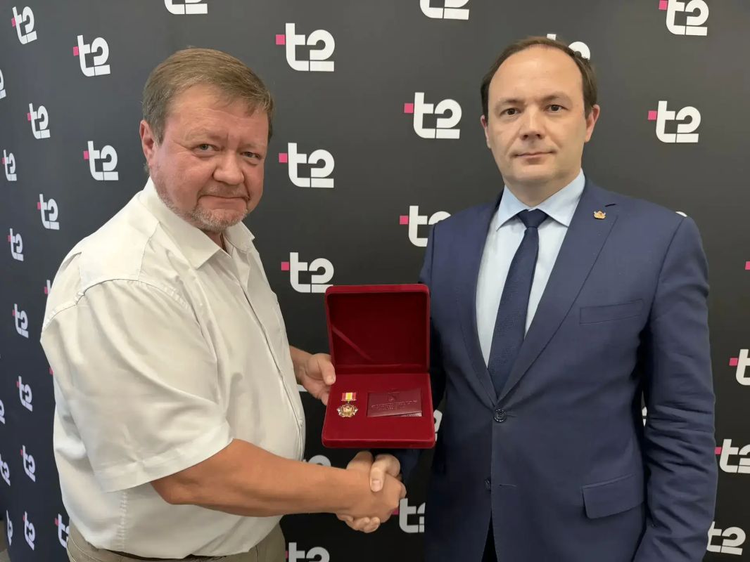 Денис Волков наградил технического директора макрорегиона «Черноземье» ООО «Т2 Мобайл» почётным знаком
