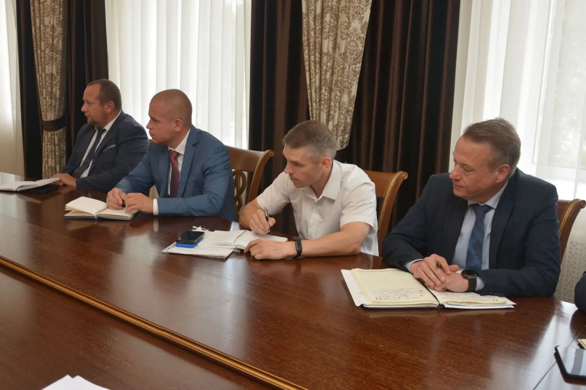 Председатель Воронежской городской Думы, Герой России Андрей Дьяченко провел рабочее совещание с участием первого заместителя главы города Алексея Рыженина и руководителями районных управ Председатель Воронежской городской Думы, Герой России Андрей Дьяченко провел рабочее совещание с участием первого заместителя главы города Алексея Рыженина и руководителями районных управ