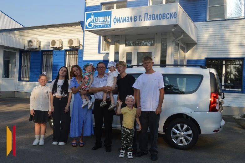 Павловская семья, в которой подрастают восемь детей, получила новый автомобиль Павловская семья, в которой подрастают восемь детей, получила новый автомобиль