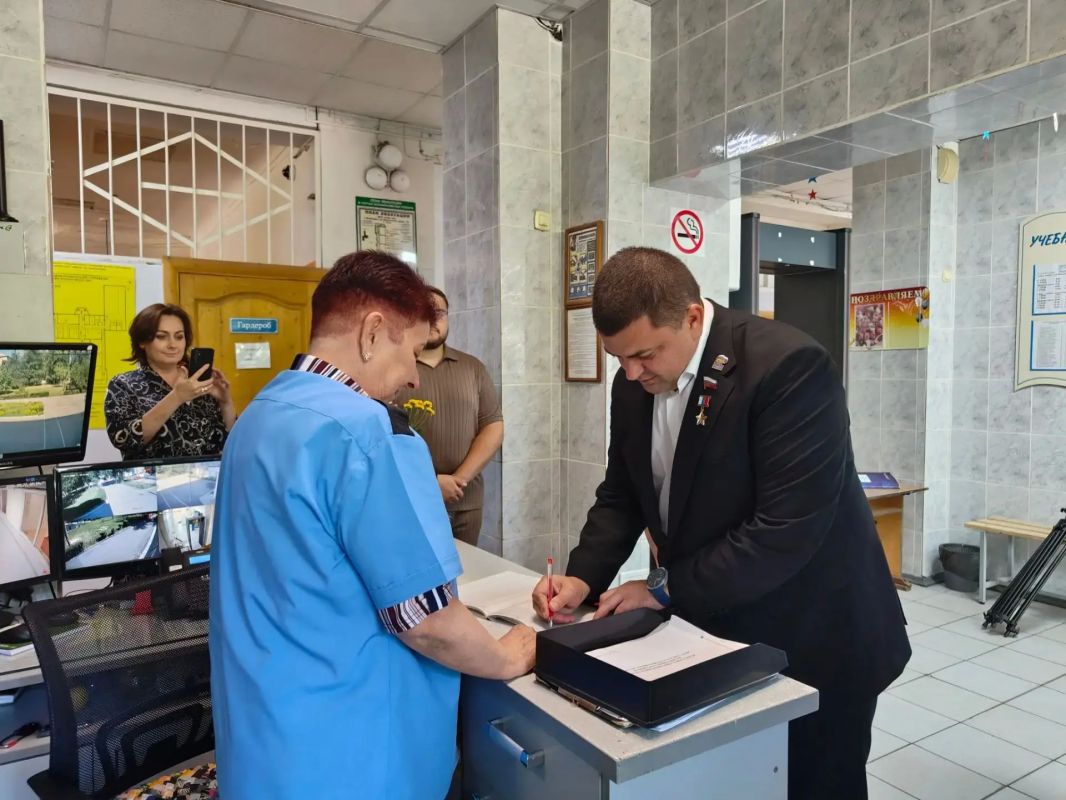 Продолжаются рабочие визиты Андрея Дьяченко в воронежские школы Продолжаются рабочие визиты Андрея Дьяченко в воронежские школы
