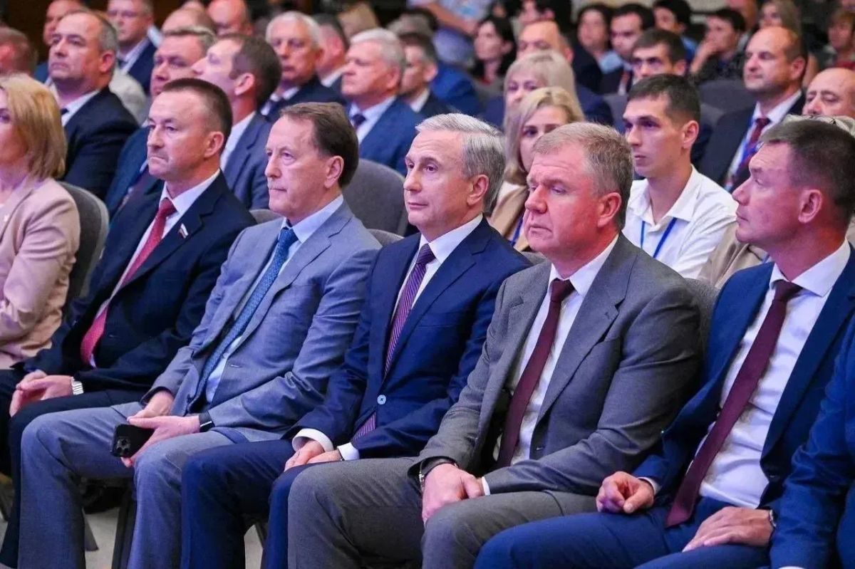 Не прятаться, а решать проблемы воронежцев - с таким призывом на воронежском Муниципальном форуме выступил заместитель председателя Госдумы Алексей Гордеев Не прятаться, а решать проблемы воронежцев - с таким призывом на воронежском Муниципальном форуме выступил заместитель председателя Госдумы Алексей Гордеев