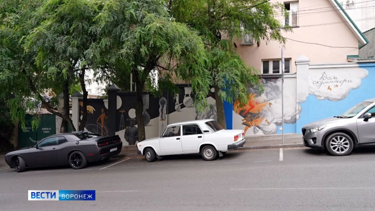 На ограде дома улицы Пятницкого появился мурал Дикуновым На ограде дома улицы Пятницкого появился мурал Дикуновым