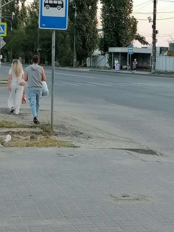 Ремонт по-воронежски: падающий бетонный забор подперли палками в столице Черноземья