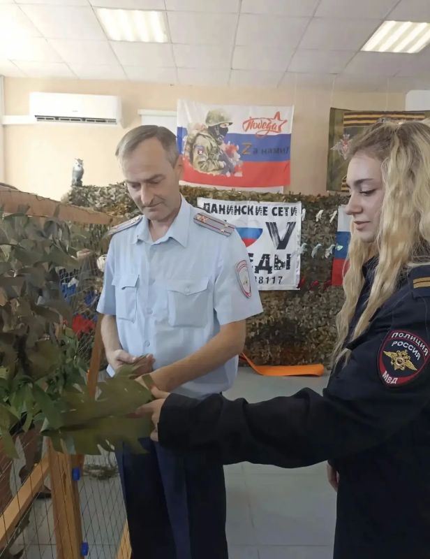 Вклад в безопасность: в Панинском районе полицейские изготовили маскировочные сети для фронта Вклад в безопасность: в Панинском районе полицейские изготовили маскировочные сети для фронта