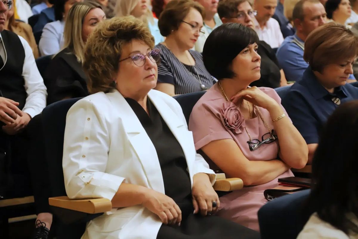 Одно из главных событий в системе образования региона – ежегодное августовское совещание педагогических работников - в пятницу, 21 августа, на площадке средней общеобразовательной школы № 109 объединило руководителей всех... Одно из главных событий в системе образования региона – ежегодное августовское совещание педагогических работников - в пятницу, 21 августа, на площадке средней общеобразовательной школы № 109 объединило руководителей всех...