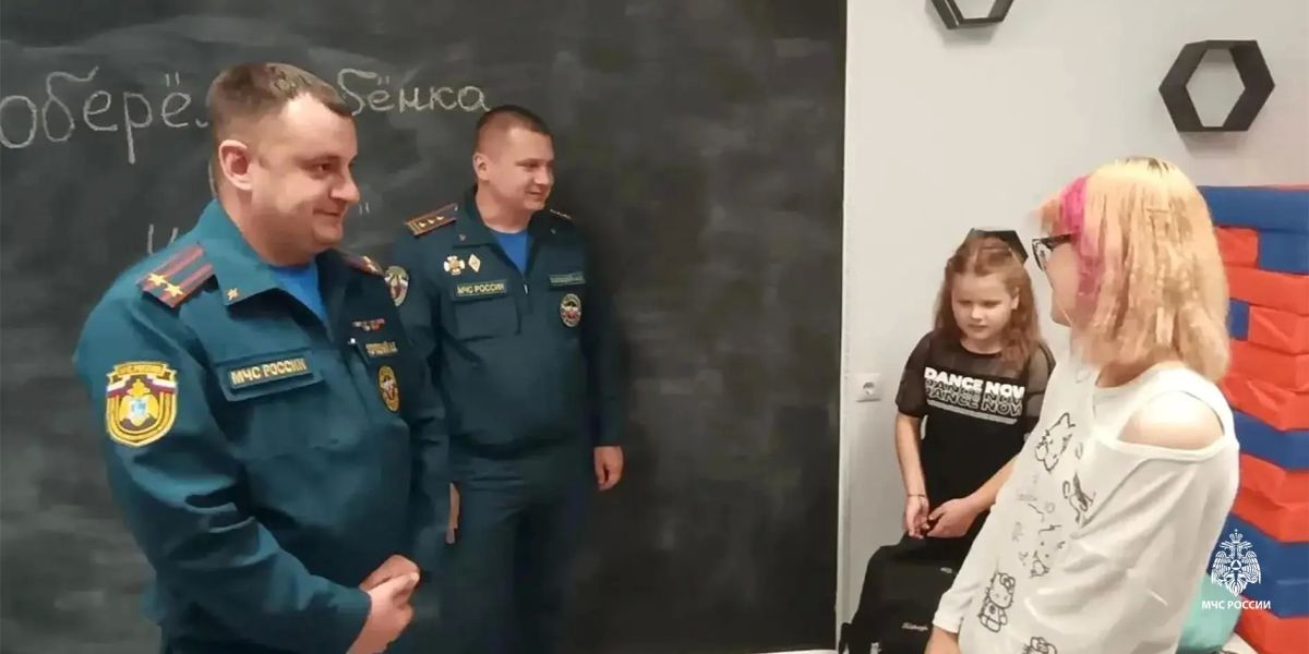 Сотрудники МЧС России и прокуратуры города Муравленко помогли детям подготовиться к новому учебному году в рамках общероссийской акции «Собери ребёнка в школу» Сотрудники МЧС России и прокуратуры города Муравленко помогли детям подготовиться к новому учебному году в рамках общероссийской акции «Собери ребёнка в школу»