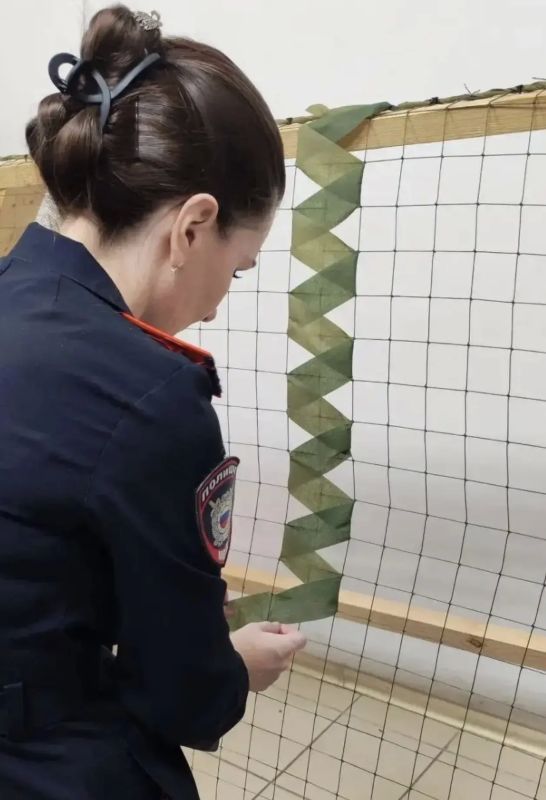 В Лискинском районе полицейские присоединились к волонтёрскому движению по изготовлению маскировочных сетей В Лискинском районе полицейские присоединились к волонтёрскому движению по изготовлению маскировочных сетей