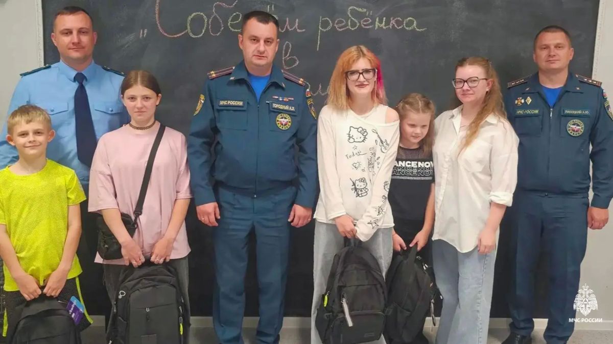 Сотрудники МЧС России и прокуратуры города Муравленко помогли детям подготовиться к новому учебному году в рамках общероссийской акции «Собери ребёнка в школу» Сотрудники МЧС России и прокуратуры города Муравленко помогли детям подготовиться к новому учебному году в рамках общероссийской акции «Собери ребёнка в школу»