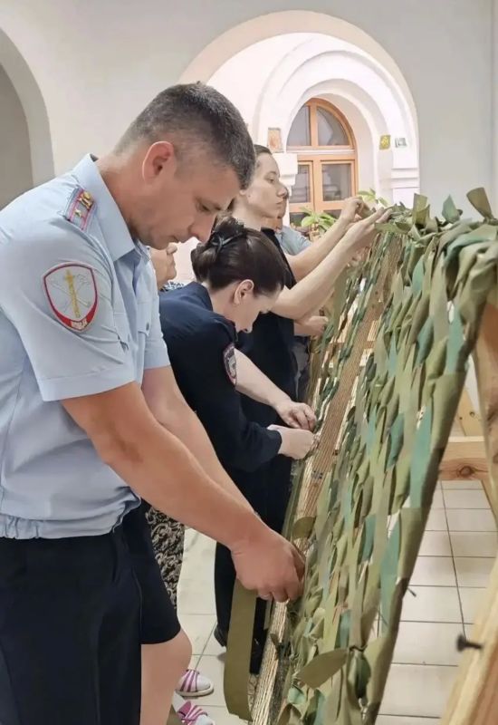 В Лискинском районе полицейские присоединились к волонтёрскому движению по изготовлению маскировочных сетей