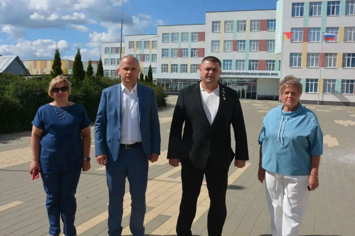 Председатель Воронежской городской Думы, Герой России Андрей Дьяченко совершил рабочую поездку в школы Железнодорожного и Советского районов Председатель Воронежской городской Думы, Герой России Андрей Дьяченко совершил рабочую поездку в школы Железнодорожного и Советского районов