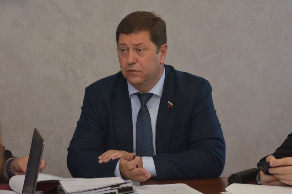 На заседании постоянной комиссии Воронежской городской Думы по градостроительной деятельности и земельным отношениям депутаты рассмотрели ряд вопросов, один из которых касался сквера у Дома офицеров На заседании постоянной комиссии Воронежской городской Думы по градостроительной деятельности и земельным отношениям депутаты рассмотрели ряд вопросов, один из которых касался сквера у Дома офицеров
