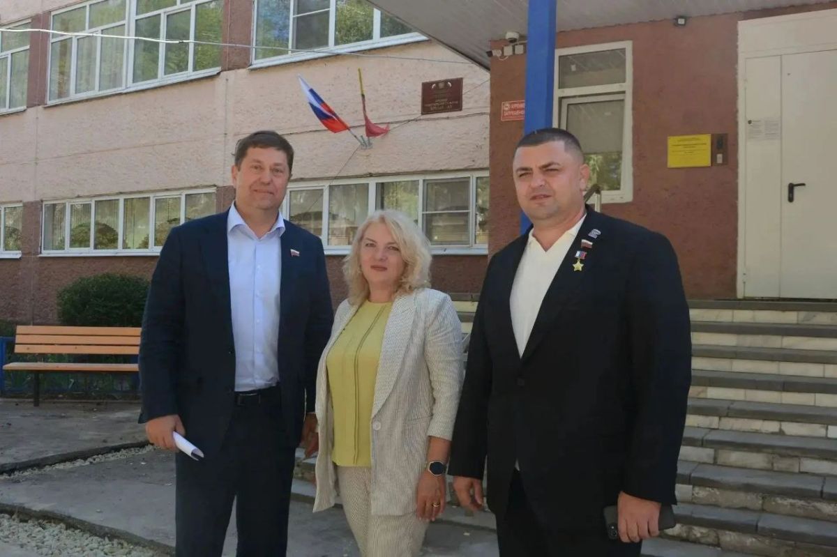 Председатель Воронежской городской Думы, Герой России Андрей Дьяченко совершил рабочую поездку в школы Железнодорожного и Советского районов