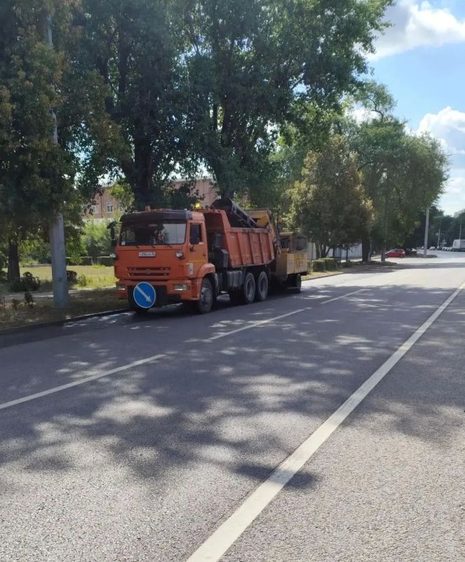 Комбинаты благоустройства продолжают приводить в порядок городские улицы Комбинаты благоустройства продолжают приводить в порядок городские улицы
