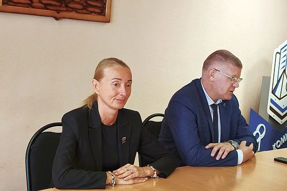 Руководитель фракции «Единая Россия» Воронежской городской Думы Юлия Попова и депутаты Иван Кандыбин и Александр Жуков вручили партийные билеты новым членам партии, среди которых были волонтеры, общественники, представители... Руководитель фракции «Единая Россия» Воронежской городской Думы Юлия Попова и депутаты Иван Кандыбин и Александр Жуков вручили партийные билеты новым членам партии, среди которых были волонтеры, общественники, представители...