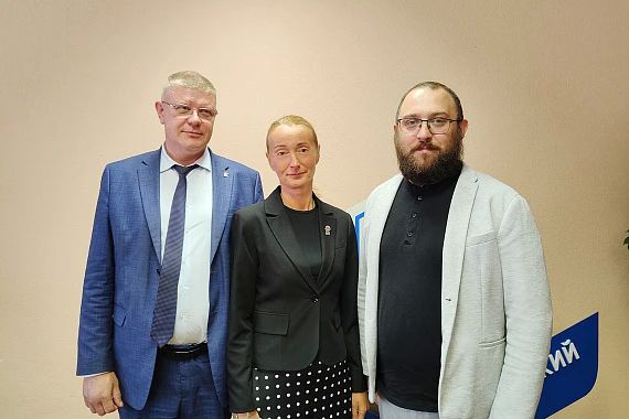 Руководитель фракции «Единая Россия» Воронежской городской Думы Юлия Попова и депутаты Иван Кандыбин и Александр Жуков вручили партийные билеты новым членам партии, среди которых были волонтеры, общественники, представители... Руководитель фракции «Единая Россия» Воронежской городской Думы Юлия Попова и депутаты Иван Кандыбин и Александр Жуков вручили партийные билеты новым членам партии, среди которых были волонтеры, общественники, представители...