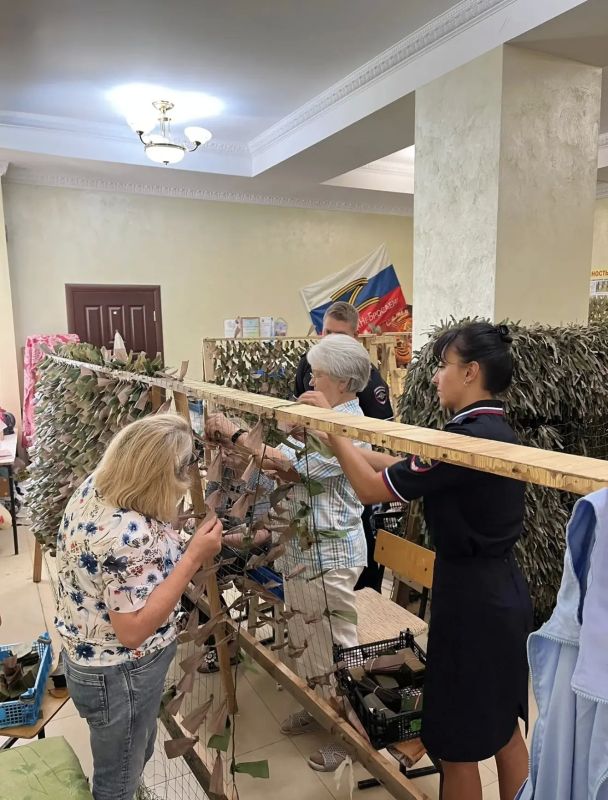 В Семилукском районе полицейские помогают военнослужащим изготовлением маскировочных сетей В Семилукском районе полицейские помогают военнослужащим изготовлением маскировочных сетей