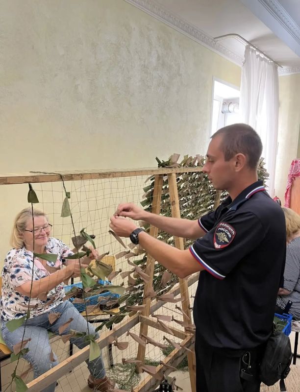В Семилукском районе полицейские помогают военнослужащим изготовлением маскировочных сетей В Семилукском районе полицейские помогают военнослужащим изготовлением маскировочных сетей