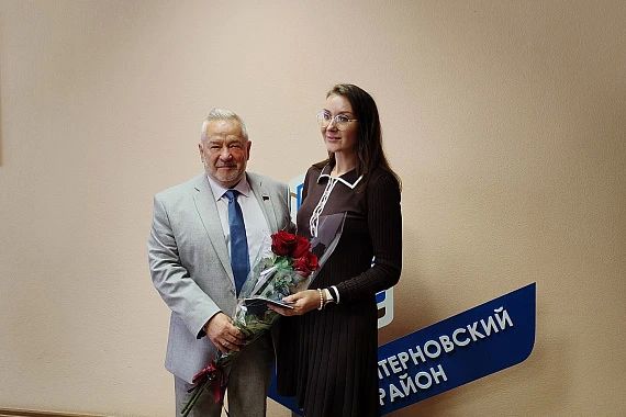 Руководитель фракции «Единая Россия» Воронежской городской Думы Юлия Попова и депутаты Иван Кандыбин и Александр Жуков вручили партийные билеты новым членам партии, среди которых были волонтеры, общественники, представители... Руководитель фракции «Единая Россия» Воронежской городской Думы Юлия Попова и депутаты Иван Кандыбин и Александр Жуков вручили партийные билеты новым членам партии, среди которых были волонтеры, общественники, представители...