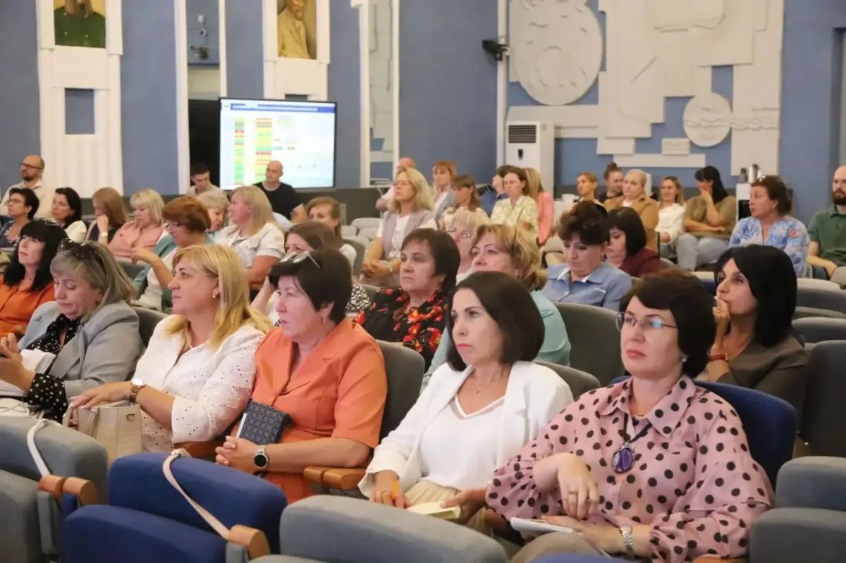 Провела большое совещание с руководителями муниципальных органов управления образованием Провела большое совещание с руководителями муниципальных органов управления образованием