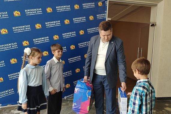 Накануне Дня знаний депутат Воронежской городской Думы Андрей Зачупейко принял участие в благотворительной акции «Собери ребенка в школу» Накануне Дня знаний депутат Воронежской городской Думы Андрей Зачупейко принял участие в благотворительной акции «Собери ребенка в школу»