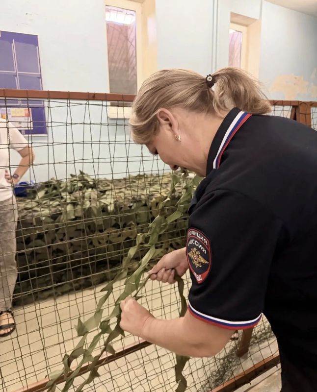 Нововоронежские полицейские присоединились к изготовлению маскировочных сетей для участников СВО