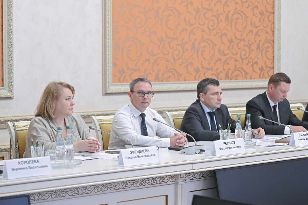 Александр Гусев: В формате оперативного штаба вновь обсудили с коллегами и основными поставщиками обеспеченность населения топливом Александр Гусев: В формате оперативного штаба вновь обсудили с коллегами и основными поставщиками обеспеченность населения топливом