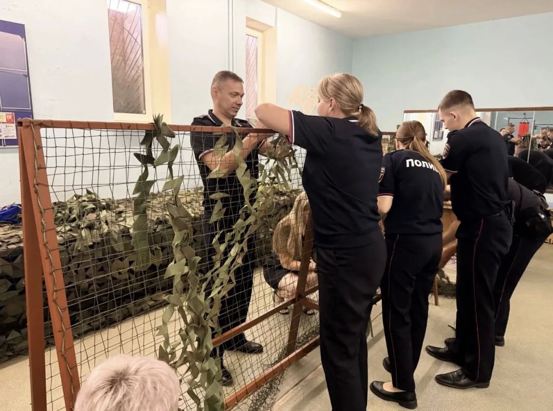 Нововоронежские полицейские присоединились к изготовлению маскировочных сетей для участников СВО Нововоронежские полицейские присоединились к изготовлению маскировочных сетей для участников СВО