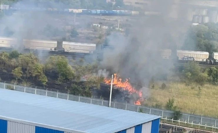 Два крупных ландшафтных пожара одновременно вспыхнули в разных районах Воронежа Два крупных ландшафтных пожара одновременно вспыхнули в разных районах Воронежа