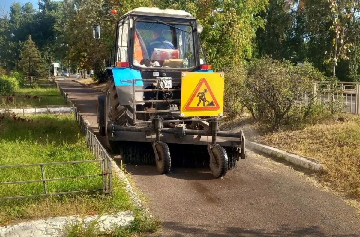 #уборка_Воронежа. Районные комбинаты благоустройства продолжают убирать городские территории #уборка_Воронежа. Районные комбинаты благоустройства продолжают убирать городские территории
