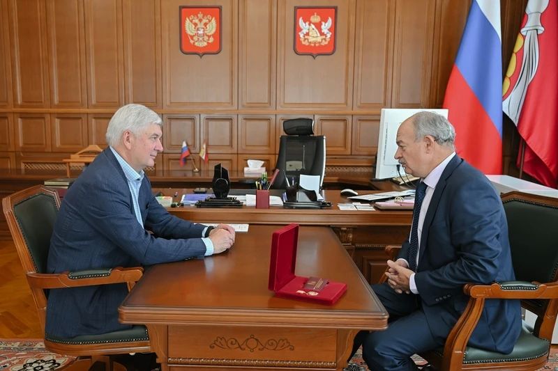 Губернатор Александр Гусев вручил почетный знак «За добросовестный труд и профессионализм» публицисту Ивану Щелокову Губернатор Александр Гусев вручил почетный знак «За добросовестный труд и профессионализм» публицисту Ивану Щелокову