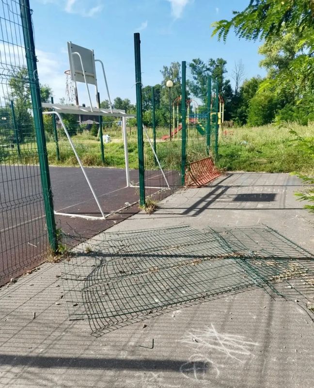 Вандалы разгромили детскую площадку в поселке под Воронежем Вандалы разгромили детскую площадку в поселке под Воронежем