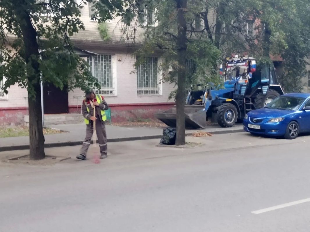 #уборка_Воронежа. Районные комбинаты благоустройства продолжают убирать городские территории #уборка_Воронежа. Районные комбинаты благоустройства продолжают убирать городские территории