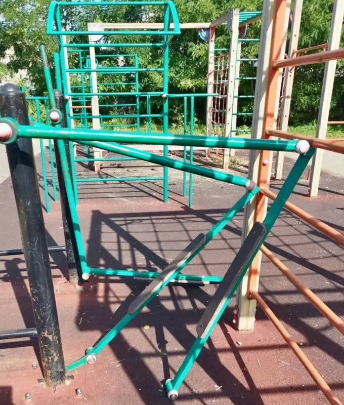 Вандалы разгромили детскую площадку в поселке под Воронежем Вандалы разгромили детскую площадку в поселке под Воронежем