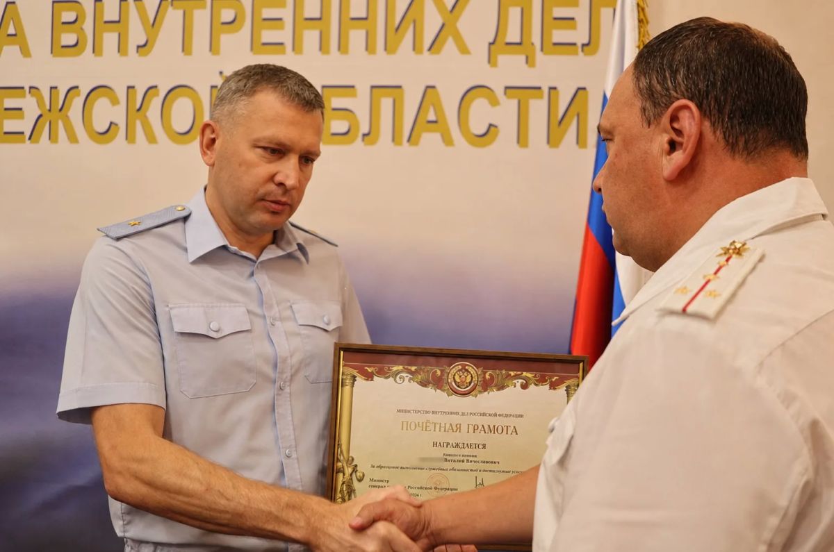 Воронежские полицейские отмечены за профессионализм и преданность службе Воронежские полицейские отмечены за профессионализм и преданность службе